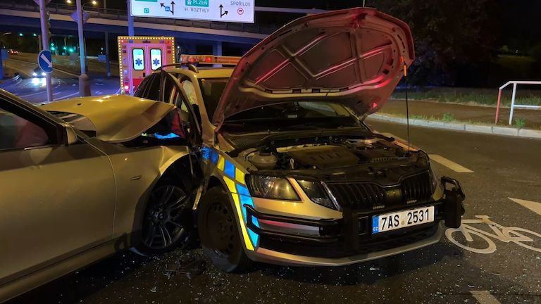 Policejní auto se v Praze srazilo s BMW